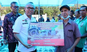 Bupati Luwu Timur, H. Budiman Menyerahkan sejumlah Bantuan Sektor Pertanian yang berlangsung di Instalasi Kebun Benih (IKB) di Desa Teromu Kecamatan Mangkutana, Kamis (07/07/2022).