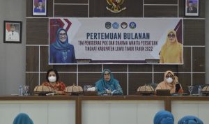 Tim Penggerak Pemberdayaan Kesejahteraan Keluarga (TP-PKK) Kabupaten Luwu Timur (Lutim) dan Dharma Wanita Persatuan (DWP) Kabupaten Lutim menggelar rapat bulanan bersama TP PKK Kecamatan di Aula Rumah Jabatan (Rujab) Bupati, Kamis (07/07/2022).