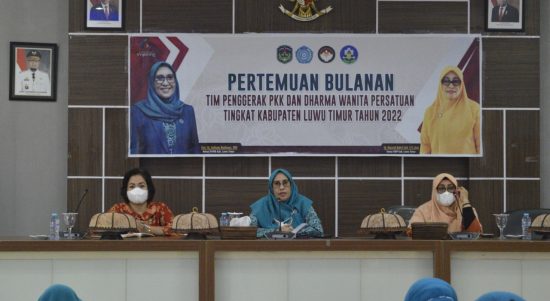 Tim Penggerak Pemberdayaan Kesejahteraan Keluarga (TP-PKK) Kabupaten Luwu Timur (Lutim) dan Dharma Wanita Persatuan (DWP) Kabupaten Lutim menggelar rapat bulanan bersama TP PKK Kecamatan di Aula Rumah Jabatan (Rujab) Bupati, Kamis (07/07/2022).