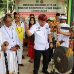 Bupati Luwu Timur, H. Budiman membuka secara resmi kegiatan Utsawa Dharma Gita IX tingkat Kabupaten Luwu Timur ditandai dengan pemukulan gong yang dipusatkan di Lapangan Desa Wanasari Kecamatan Angkona, Kamis (07/07/2022).