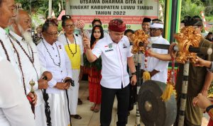 Bupati Luwu Timur, H. Budiman membuka secara resmi kegiatan Utsawa Dharma Gita IX tingkat Kabupaten Luwu Timur ditandai dengan pemukulan gong yang dipusatkan di Lapangan Desa Wanasari Kecamatan Angkona, Kamis (07/07/2022).