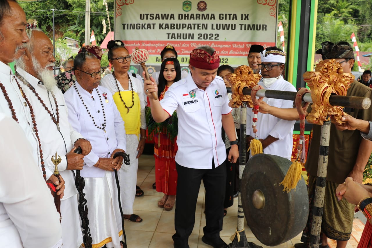 Bupati Luwu Timur, H. Budiman membuka secara resmi kegiatan Utsawa Dharma Gita IX tingkat Kabupaten Luwu Timur ditandai dengan pemukulan gong yang dipusatkan di Lapangan Desa Wanasari Kecamatan Angkona, Kamis (07/07/2022).