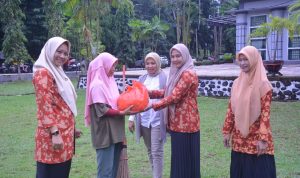 Dharma Wanita Persatuan Sekretariat Dewan Luwu Timur Berbagi Sembako di Lingkungan Kantor DPRD Luwu Timur, Jum'at (08/07/22).