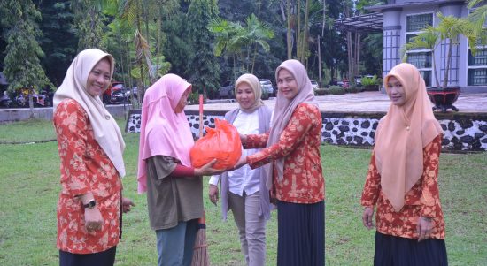 Dharma Wanita Persatuan Sekretariat Dewan Luwu Timur Berbagi Sembako di Lingkungan Kantor DPRD Luwu Timur, Jum'at (08/07/22).