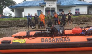Para Diver atau penyelam melakukan latihan bersama teknik penyelamatan air terbuka (open water rescue) di perairan teluk Bone, Desa Munte, Luwu Utara, Jum'at (08/07/22).