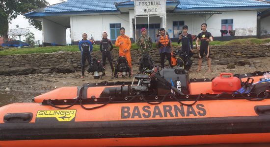 Para Diver atau penyelam melakukan latihan bersama teknik penyelamatan air terbuka (open water rescue) di perairan teluk Bone, Desa Munte, Luwu Utara, Jum'at (08/07/22).