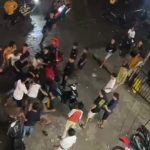 Tangkapan layar video viral aksi pengeroyokan sejumlah pemuda, pengeroyokan tersebut diketahui di daerah ponrang, Minggu (10/07/22).