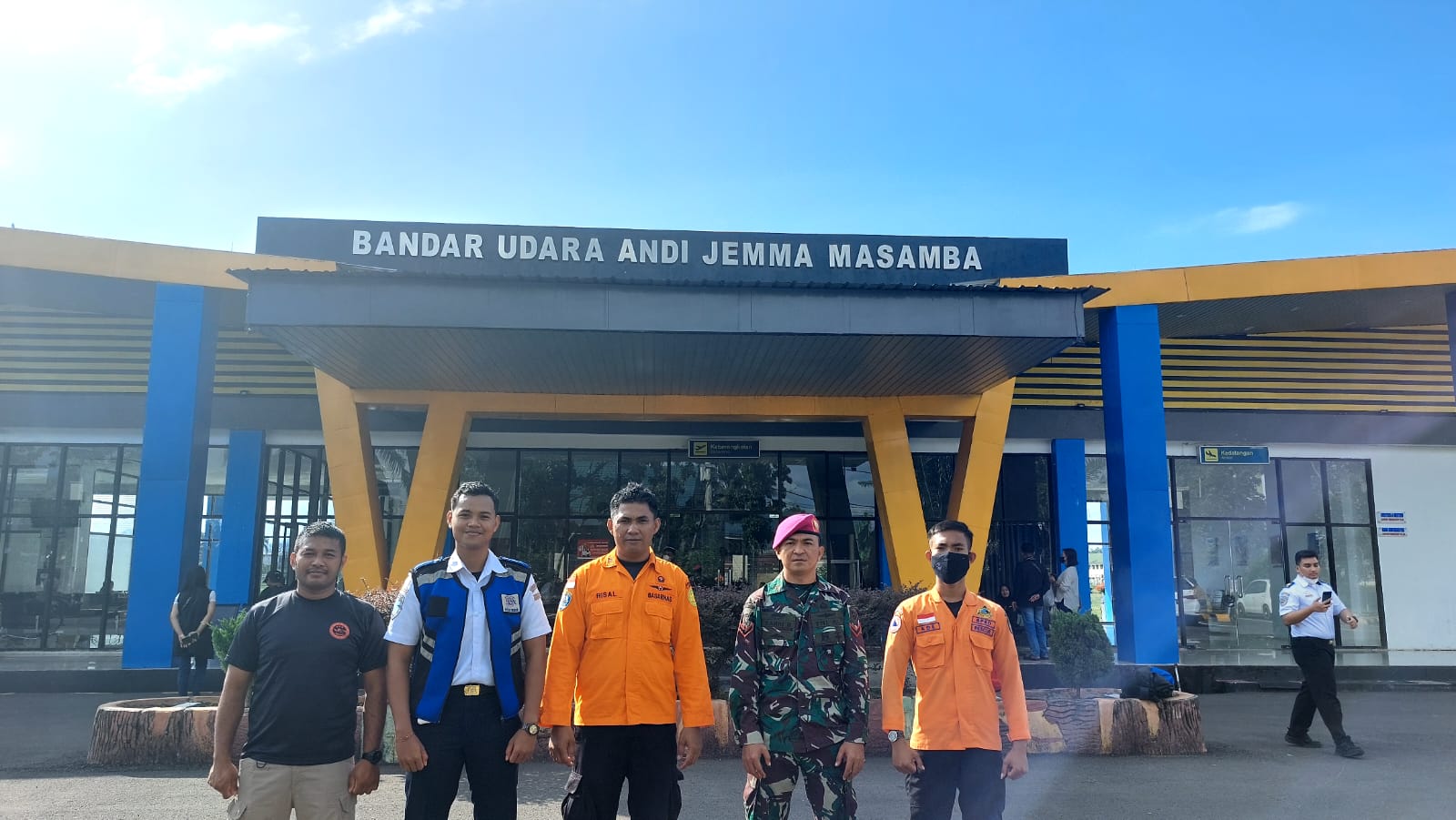 TNI AL, Bahri Bakaruddin bersama Basarnas Luwu Utara keberangkatan dalam misi pencarian korban hanyut di kecamatan Seko, Rabu (20/07/22).