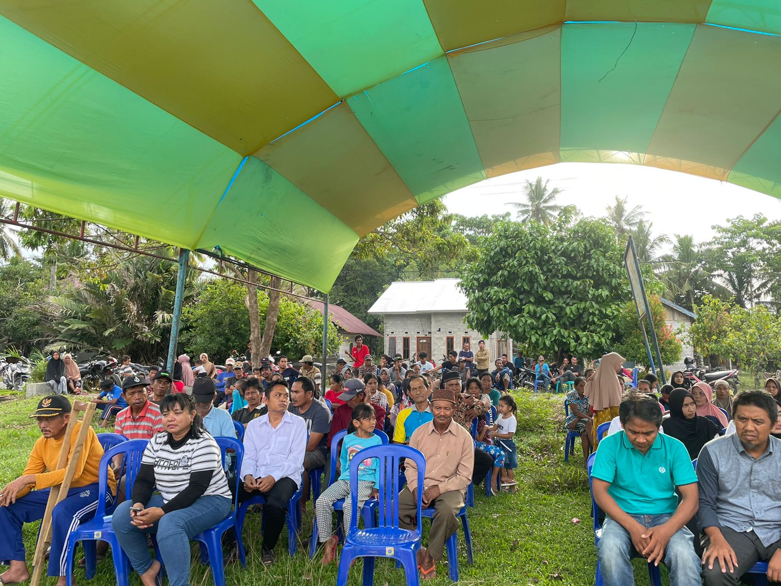 Warga Desa Rinjani yang menghadiri Reses Masa Sidang III tahun 2021/2022 Anggota DPRD Kabupaten Luwu Timur, Heryanti Harun, Rabu (27/07/22) Sore.