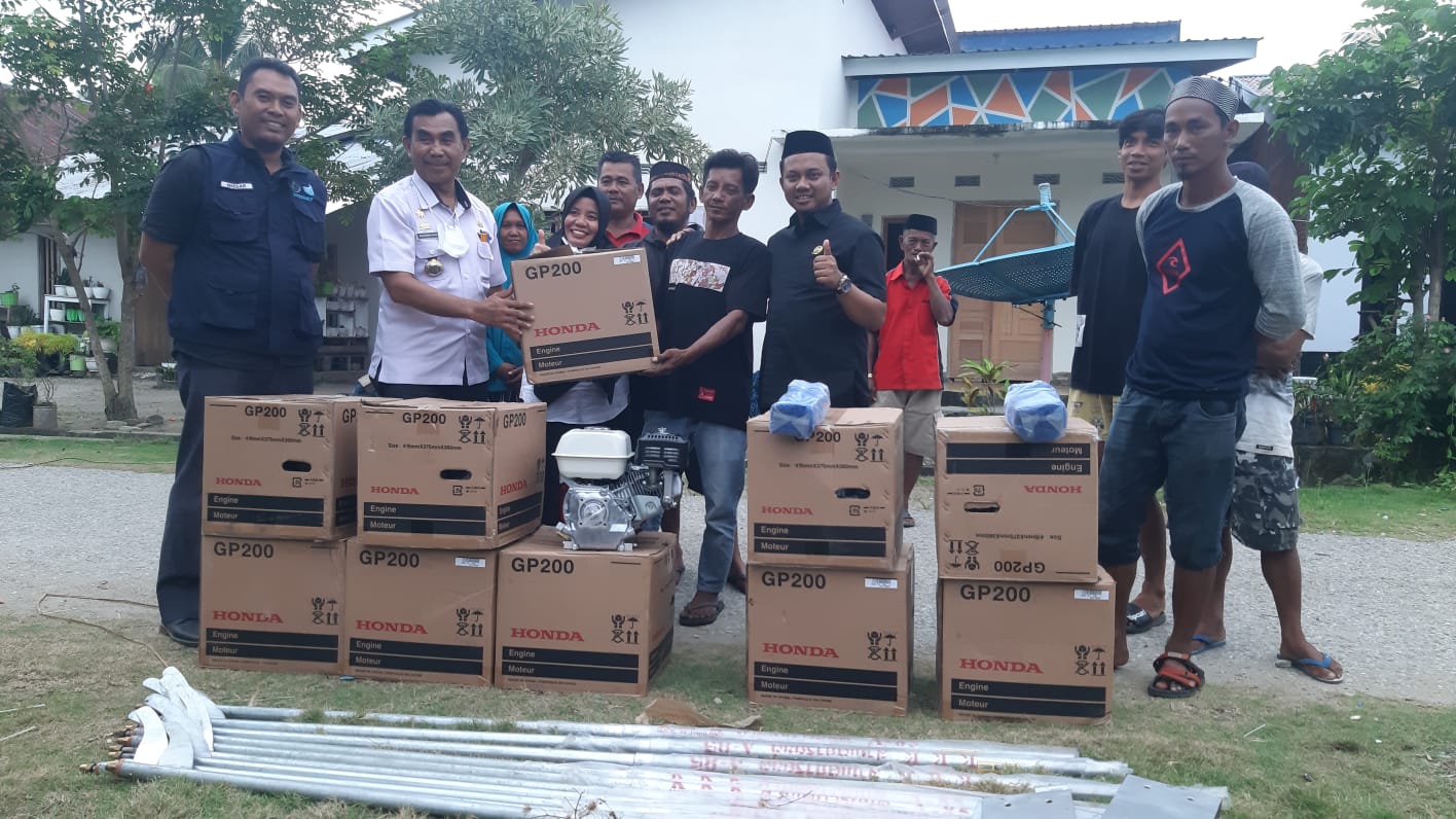 Anggota DPRD Kabupaten Luwu Timur, Alpian Alwi bersama Kepala Dinas Kelautan menyerahkan bantuan berupa mesin Kepada Kelompok nelayan di Desa Mabonta, Rabu (27/07/22).