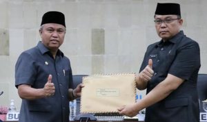 Bupati Luwu Timur, H. Budiman menghadiri Sidang Paripurna dengan agenda Pendapat Akhir Fraksi-Fraksi terhadap Rancangan Perda tentang Pertanggungjawaban Pelaksanaan APBD TA. 2021, sekaligus Penyerahan Rancangan KUA-PPAS TA. 2023, yang berlangsung di Ruang Paripurna DPRD Lutim, Kamis (14/07/2022).