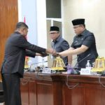 Juru Bicara Fraksi Golkar, I Wayan Suparta saat memberikan pendapat akhir hasil pemandangan Fraksi kepada Pimpinan Rapat Paripurna, Aripin, Kamis (14/07/22).