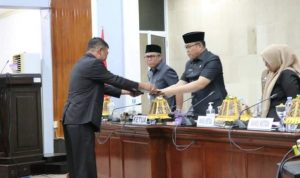 Juru Bicara Fraksi Golkar, I Wayan Suparta saat memberikan pendapat akhir hasil pemandangan Fraksi kepada Pimpinan Rapat Paripurna, Aripin, Kamis (14/07/22).