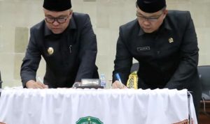 Bupati Budiman dan Ketua DPRD, Aripin di ruang paripurna DPRD Lutim, Selasa (27/09/22).
