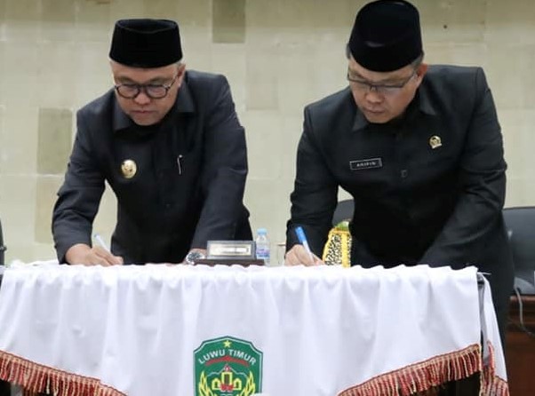 Bupati Budiman dan Ketua DPRD, Aripin di ruang paripurna DPRD Lutim, Selasa (27/09/22).