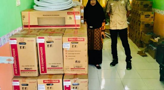 PT Vale Indonesia Tbk (PT Vale) melanjutkan komitmennya di sektor kesehatan dengan menyerahkan bantuan ke Puskesmas Bahomatefe, Kabupaten Morowali, Sulawesi Tengah, Kamis, (29/06/2022). Bantuan yang diberikan berupa 10 unit pendingin ruangan atau Air Conditioner (AC) diterima langsung oleh Kepala Puskesmas, Hartia.