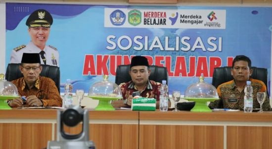 Kepala Sekolah dan Operator Sekolah baik yang ada di SD, SMP, maupun SMA/SMK, mulai hari, Kamis (14/07/2022), mengikuti secara Luring dan Daring Sosialisasi Pemanfaatan Akun Belajar.id yang diselenggarakan oleh Dinas Pendidikan dan Kebudayaan Kabupaten Luwu Timur di Aula Sasana Praja KantorBupati Lutim.