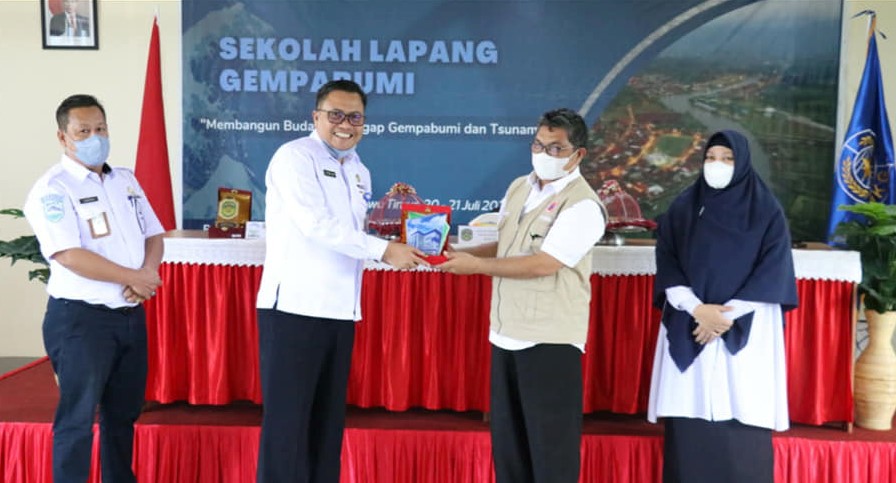 Dalam rangka meningkatkan pemahaman informasi gempabumi dan tsunami kepada stakeholder dan masyarakat dalam wilayah Kabupaten Luwu Timur, maka BMKG Wilayah IV Makassar menggelar Sekolah Lapang Gempabumi (SLG) yang berlangsung selama 2 (dua) hari (20-21 Juli 2022).