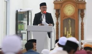 Bupati Luwu Timur, H. Budiman bersama Ketua TP PKK Luwu Timur, Hj. Sufriyati Budiman dan masyarakat melaksanakan Shalat Idul Adha 1443 Hijriah di Masjid Agung Malili, Minggu (10/07/2022).