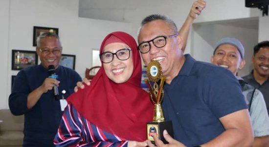Toastmasters Meeting dipekan ke-9 yang berlangsung di aula rumah jabatan dihadiri langsung Bupati Luwu Timur, H. Budiman dan Ketua TP PKK Luwu Timur, Hj. Sufriaty. Bupati Luwu Timur, H. Budiman dinobatkan sebagai predikat Best Evaluator.