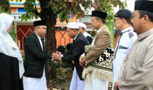 Usai melaksanakan Shalat Idul Adha 1443 Hijiriah di Masjid Agung Malili, Bupati Luwu Timur, H. Budiman menyerahkan secara langsung seekor sapi yang akan dijadikan hewan kurban di Masjid Agung yang diterima oleh Pengurus Masjid.