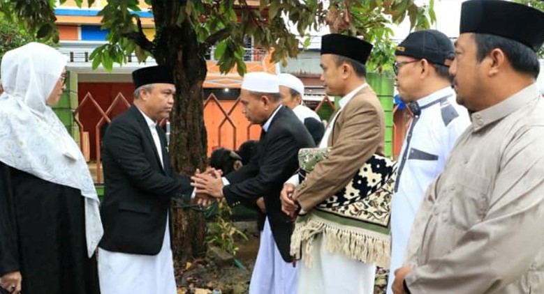 Usai melaksanakan Shalat Idul Adha 1443 Hijiriah di Masjid Agung Malili, Bupati Luwu Timur, H. Budiman menyerahkan secara langsung seekor sapi yang akan dijadikan hewan kurban di Masjid Agung yang diterima oleh Pengurus Masjid.
