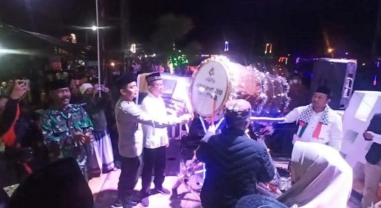 Bupati Luwu Timur, H. Budiman membuka Lomba Tabuh Beduk Dan Takbiran Idul Adha 1443 Hijriah Kabupaten Luwu Timur yang digelar di Anjungan Sungai Malili (ASM) Sabtu (09/07/2022) Malam.