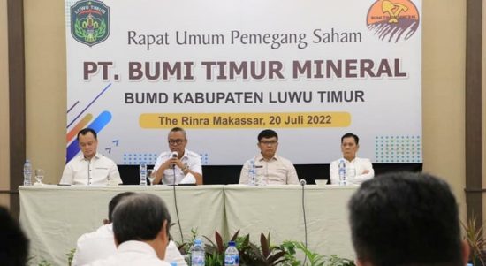 Bupati Luwu Timur Budiman bersama Ketua DPRD, Aripin menghadiri Rapat Umum Pemegang Saham (RUPS) Tahunan PT. Bumi Timur Mineral yang diadakan di Hotel The Rinra Makassar, Rabu (20/07/2022).