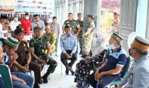 Bupati Luwu Timur H. Budiman, didampingi Kajari Luwu Timur, Muh. Zubair, melakukan silaturahmi sekaligus menyerahkan daging qurban kepada warga Luwu Timur yang ada di Rutan kelas IIB Masamba, Kabupaten Luwu Utara, Senin (11/07/2022).