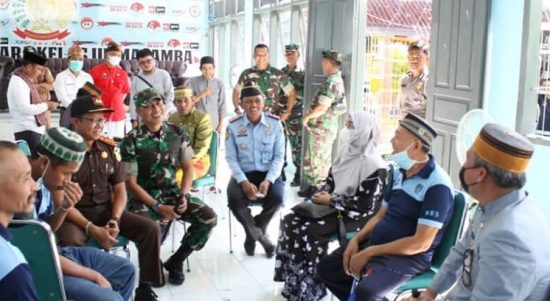 Bupati Luwu Timur H. Budiman, didampingi Kajari Luwu Timur, Muh. Zubair, melakukan silaturahmi sekaligus menyerahkan daging qurban kepada warga Luwu Timur yang ada di Rutan kelas IIB Masamba, Kabupaten Luwu Utara, Senin (11/07/2022).