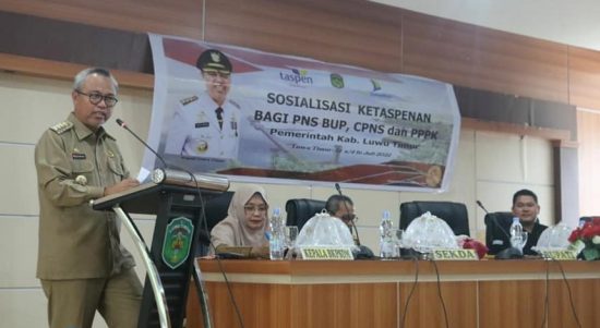 Bupati Luwu Timur, H. Budiman membuka Sosialisasi Ketaspenan Bagi BUP, CPNS dan PPK yang di rangkaikan dengan penyerahan SK Pensiun di Aula Sasana Praja kantor Bupati Luwu Timur, Selasa (12/07/2022).