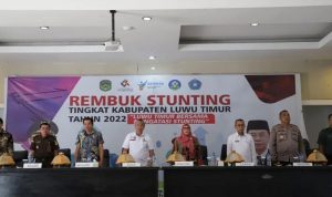 Bupati Luwu Timur (Lutim), Drs. H. Budiman didampingi Ketua Tim Percepatan Penurunan Stunting (TPPS), H. Bahri Suli, Wakil Ketua TPPS, Hj. Sufriaty dan Forum Koordinasi Pimpinan Daerah (Forkopimda), membuka secara resmi Rembuk Stunting Tingkat Kabupaten Lutim Tahun 2022 dengan tema “Lutim Bersama Mengatasi Stunting” yang diselenggarakan oleh Tim Percepatan Penurunan Stunting (TPPS) Lutim di Gedung Wanita Simpurusiang, Rabu (13/07/2022).