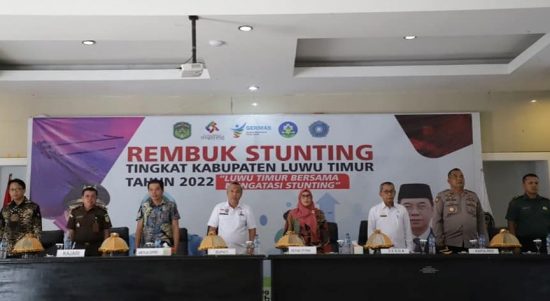 Bupati Luwu Timur (Lutim), Drs. H. Budiman didampingi Ketua Tim Percepatan Penurunan Stunting (TPPS), H. Bahri Suli, Wakil Ketua TPPS, Hj. Sufriaty dan Forum Koordinasi Pimpinan Daerah (Forkopimda), membuka secara resmi Rembuk Stunting Tingkat Kabupaten Lutim Tahun 2022 dengan tema “Lutim Bersama Mengatasi Stunting” yang diselenggarakan oleh Tim Percepatan Penurunan Stunting (TPPS) Lutim di Gedung Wanita Simpurusiang, Rabu (13/07/2022).