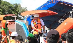 Bupati Luwu Timur, H. Budiman menyerahkan alat sarana produksi pertanian berupa 2 unit mesin combine dan 4 unit hand tracktor program PKPM PT. Vale Indonesia Tbk. di Kawasan Pertanian, Perkebunan dan Peternakan Kecamatan Malili, bertempat di Persawahan Dusun Hulupadang Desa Pongkeru, Kecamatan Malili, Rabu (13/07/2022).