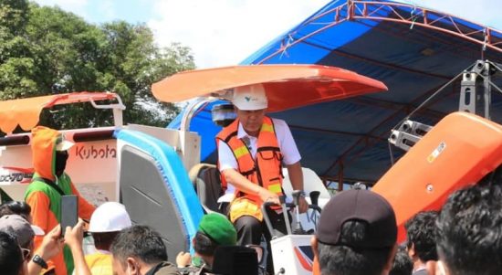 Bupati Luwu Timur, H. Budiman menyerahkan alat sarana produksi pertanian berupa 2 unit mesin combine dan 4 unit hand tracktor program PKPM PT. Vale Indonesia Tbk. di Kawasan Pertanian, Perkebunan dan Peternakan Kecamatan Malili, bertempat di Persawahan Dusun Hulupadang Desa Pongkeru, Kecamatan Malili, Rabu (13/07/2022).