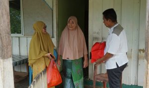 Sekretariat DPRD Luwu Timur Lakukan Bagi Bagi Bendera merah putih kepada warga dalam menyambut kemerdekaan RI ke 77.