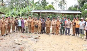 Anggota DPRD Kabupaten Luwu Timur, Badawi Alwi bersama Bupati Luwu Timur Budiman menghadiri peletakan Batu Pertama Pembangunan Masjid Alfalah Desa Cendana hijau, Kecamatan Wotu, Luwu Timur, Senin (15/08/22).