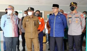 Ketua DPRD Luwu Timur, Aripin bersama Bupati Luwu Timur dan Forkopimda menyambut kedatangan Menteri Energi dan Sumber Daya Mineral (ESDM) RI, Arifin Tasrif beserta rombongan yang tiba di Bandara Sorowako sekitar pukul 11.30 Wita, Jumat (12/08/2022).