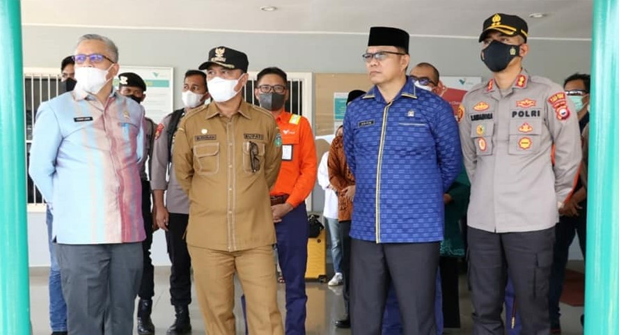 Ketua DPRD Luwu Timur, Aripin bersama Bupati Luwu Timur dan Forkopimda menyambut kedatangan Menteri Energi dan Sumber Daya Mineral (ESDM) RI, Arifin Tasrif beserta rombongan yang tiba di Bandara Sorowako sekitar pukul 11.30 Wita, Jumat (12/08/2022).