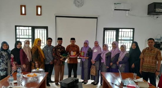 Kabupaten Luwu Timur merupakan salah satu daerah yang telah sukses meraih Penghargaan Anugerah Parahita Ekapraya (APE) kategori Utama dan Penghargaan Kabupaten Layak Anak (KLA) kategori Pratama sehingga menjadi tujuan studi tiru.