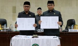 Bupati Luwu Timur, H. Budiman menyerahkan 2 (dua) buah Ranperda Tahap II Tahun 2022 kepada Dewan Perwakilan Rakyat Daerah (DPRD) Lutim dalam Rapat Paripurna yang digelar di Ruang Paripurna DPRD, Jumat (12/08/2022).