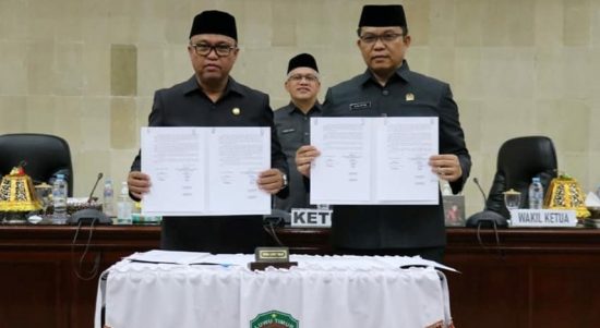 Bupati Luwu Timur, H. Budiman menyerahkan 2 (dua) buah Ranperda Tahap II Tahun 2022 kepada Dewan Perwakilan Rakyat Daerah (DPRD) Lutim dalam Rapat Paripurna yang digelar di Ruang Paripurna DPRD, Jumat (12/08/2022).