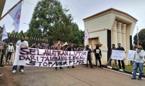 Aliansi Rakyat Miskin Lingkar Tambang Melakukan Unjuk Rasa di Halaman Kantor DPRD kabupaten Luwu Timur, Mereka menuntut PT PDS untuk menghentikan proses tambang di Luwu timur, Selasa (06/09/22).