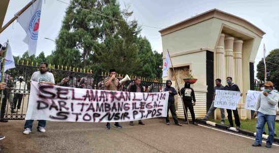 Aliansi Rakyat Miskin Lingkar Tambang Melakukan Unjuk Rasa di Halaman Kantor DPRD kabupaten Luwu Timur, Mereka menuntut PT PDS untuk menghentikan proses tambang di Luwu timur, Selasa (06/09/22).