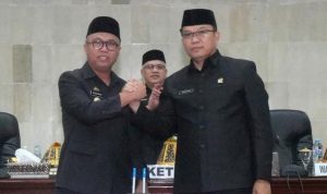 Bupati Budiman bersalaman dengan Ketua DPRD Lutim, Aripin usai penandatangan Naskah Persetujuan Bersama Kepala Daerah dan Dewan Perwakilan Rakyat Daerah Kabupaten Luwu Timur tentang Ranperda Perlindungan Lahan Pertanian Pangan Berkelanjutan, Jum,at (02/09/22).