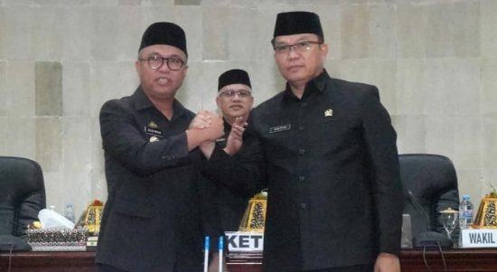 Bupati Budiman bersalaman dengan Ketua DPRD Lutim, Aripin usai penandatangan Naskah Persetujuan Bersama Kepala Daerah dan Dewan Perwakilan Rakyat Daerah Kabupaten Luwu Timur tentang Ranperda Perlindungan Lahan Pertanian Pangan Berkelanjutan, Jum,at (02/09/22).