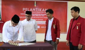 Ketua DPRD Lutim, Aripin melakukan penandatanganan Pelantikan Tarpim dan Rakerpim Pimpinan Cabang Ikatan Mahasiswa Muhammadiyah (IMM) Kabupaten Luwu Timur 2022-2023, di Ballroom Hotel I Lagaligo Malili, Sabtu (03/09/22).