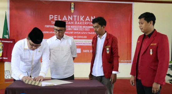 Ketua DPRD Lutim, Aripin melakukan penandatanganan Pelantikan Tarpim dan Rakerpim Pimpinan Cabang Ikatan Mahasiswa Muhammadiyah (IMM) Kabupaten Luwu Timur 2022-2023, di Ballroom Hotel I Lagaligo Malili, Sabtu (03/09/22).