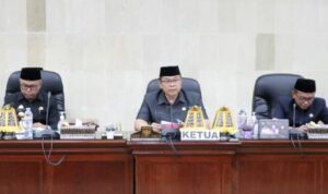 Ketua DPRD Luwu Timur, Aripin didampingi Wakil Ketua I DPRD Luwu Timur, H. M. Siddiq, BM. dihadiri  Bupati Luwu Timur, Budiman dalam Rapat Paripurna menjawab Pemandangan Umum Fraksi-Fraksi DPRD Luwu Timur Terhadap Rancangan Peraturan Daerah (Ranperda) tentang Perubahan Anggaran Pendapatan dan Belanja Daerah Tahun Anggaran 2022 yang digelar di Ruang Rapat Paripurna Kantor DPRD Luwu Timur, Senin (19/09/22).