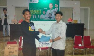 Ketua Demisioner, Warka bersalaman dengan Ketua Formatur terpilih, Iskandar usai Iskandar dinyatakan sebagai formatur terpilih oleh steering committe di kongres ke X HAM LUTIM Batara Guru, Malili, Sabtu (29/10/22).